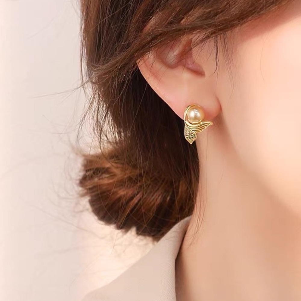 💎 BOGO❗️ PRICE🔻 Mermaid’s Tail Pearl Earrings - Picture 3 of 7